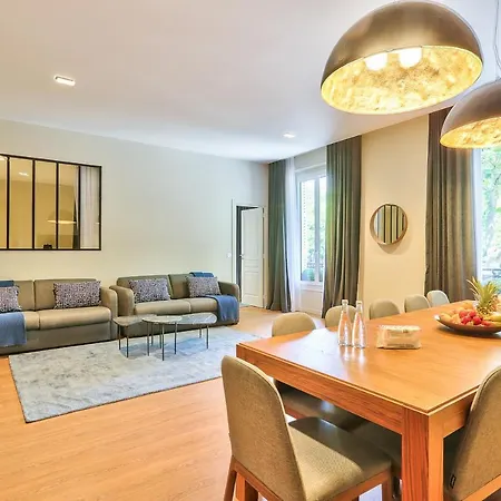 119 - Urban Spacious Sebastopol Apartment