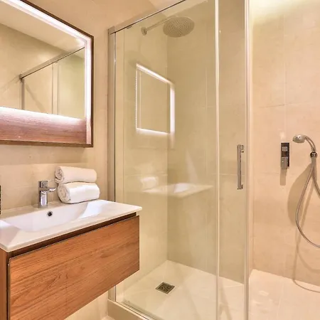 119 - Urban Spacious Sebastopol Apartment *