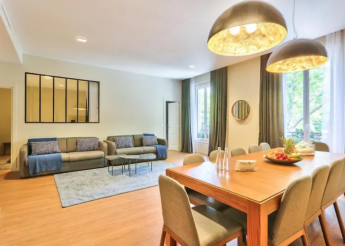119 - Urban Spacious Sebastopol Apartman
